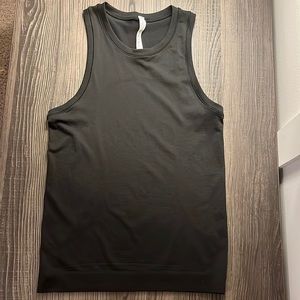 black lululemon tank